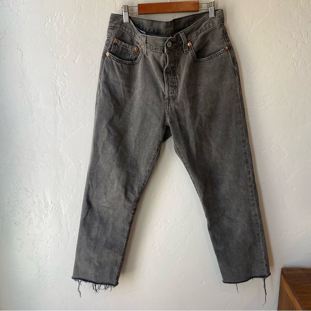 Levi’s 501 High Rise Raw Hem Straight Leg Cropped Jeans in Get Off My Cloud - Picture 4 of 15